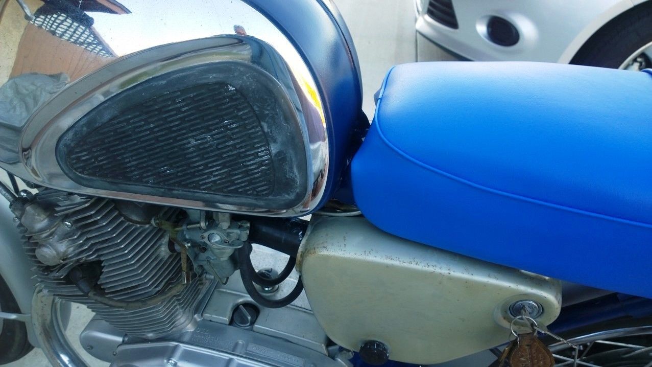 bright blue seat not OEM color.JPG